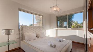 5 bedrooms, iron/ironing board, internet, bed sheets