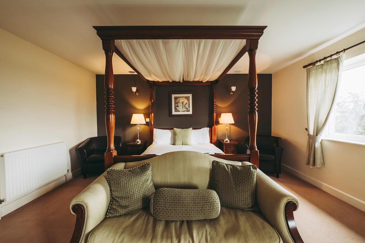 honeymoon double room, 1 king bed (no pet friendly) | premium bedding, desk, iron/ironing board, free wifi