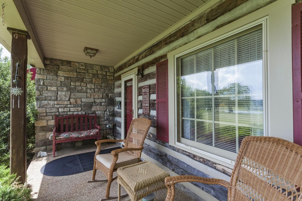 Nashville Cabin - 1 Bed Adult Property (WiFi, W/D, Jacuzzi, No Cleaning Fee)