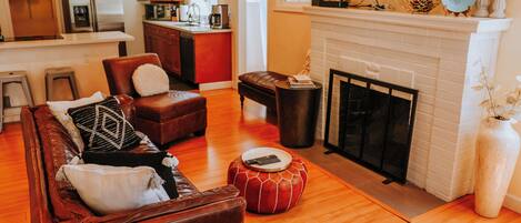 Een smart-tv en een tafeltennistafel