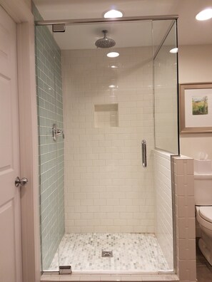 Douche, séchoir à cheveux, serviettes fournies, savon