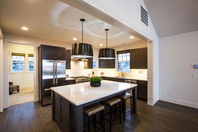 Bring your 🚲 ~ resort pool + amenities ~ near Bachelor ~ concert shuttle ~ wifi