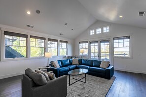 Fernseher, Kamin, Stereoanlage