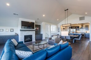 Fernseher, Kamin, Stereoanlage