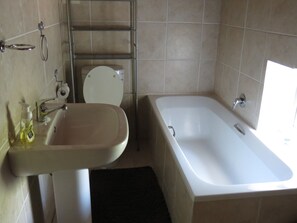 Towels, shampoo, toilet paper