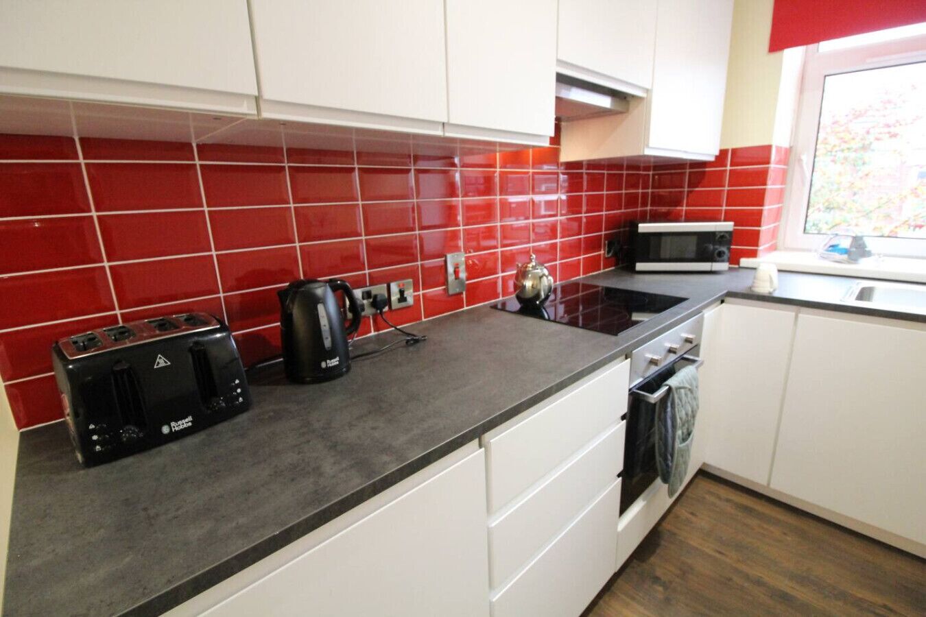 Mikrovågsugn, diskmaskin och grytor/köksredskap