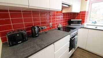 Mikrovågsugn, diskmaskin och grytor/köksredskap