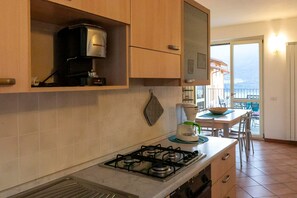 Frigorífico, horno, lavavajillas y mesa de comedor