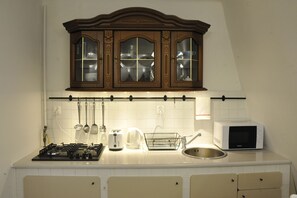 Fridge, microwave, stovetop, coffee/tea maker