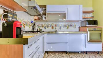 Frigorifero, microonde, forno, piano cottura