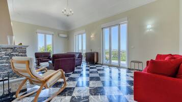 Smart TV, caminetto, libri