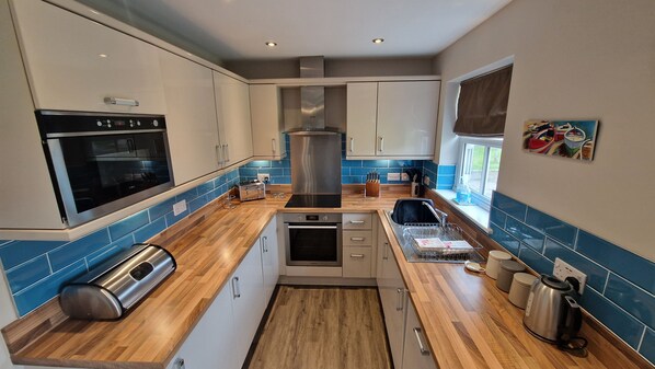 冷蔵庫、電子レンジ、オーブン、コンロ