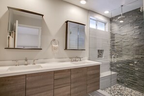Combined shower/bathtub, hair dryer, towels, shampoo