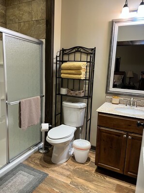 Towels, soap, shampoo, toilet paper - Oxford-Sardis Lake Total Privacy ~ New House on a Large Beautifully Wooded Lot (Sardis)