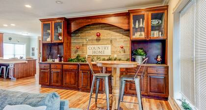 Large Home Sleeps 24 in Santa Claus 5 Mins from Holiday World with a Game Room