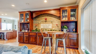 Large Home Sleeps 24 in Santa Claus 5 Mins from Holiday World with a Game Room