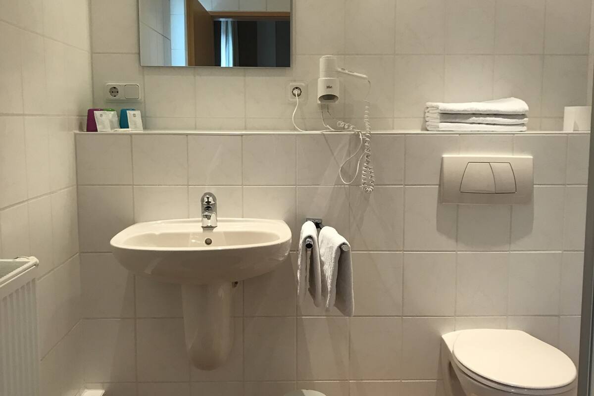 standard single room | bathroom | shower, free toiletries, hair dryer, towels