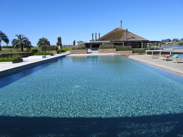 2 สระว่ายน้ำกลางแจ้ง