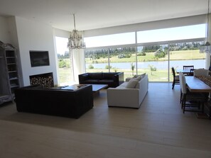 Nhà dành cho gia đình, 4 phòng ngủ, hiên, quang cảnh vườn | Khu phòng khách | Smart TV 50-inch có truyền hình cáp, TV, lò sưởi 