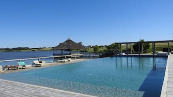 2 piscines extérieures