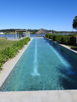 2 สระว่ายน้ำกลางแจ้ง