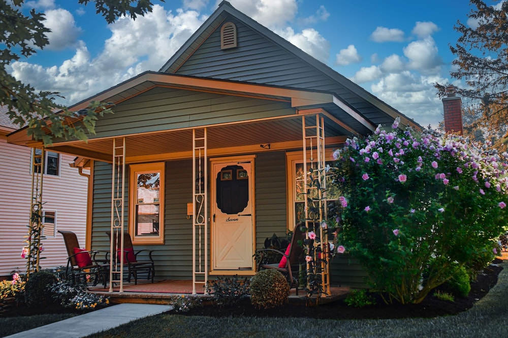 Charming, Cozy, & Conveniently Nestled in Historic Wellsboro, 2 BR, 1 Bath, WIFI