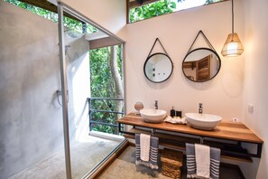 Quarto júnior | Banheiro | Chuveiro, chuveiro com efeito de chuva, produtos de toalete grátis