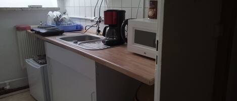 Réfrigérateur, micro-ondes, cafetière/bouilloire, blender