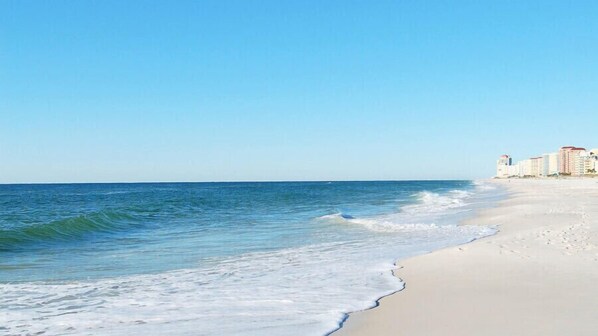 En la playa y camastros 