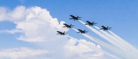 En la playa, sillas reclinables de playa