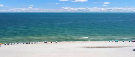 En la playa y camastros