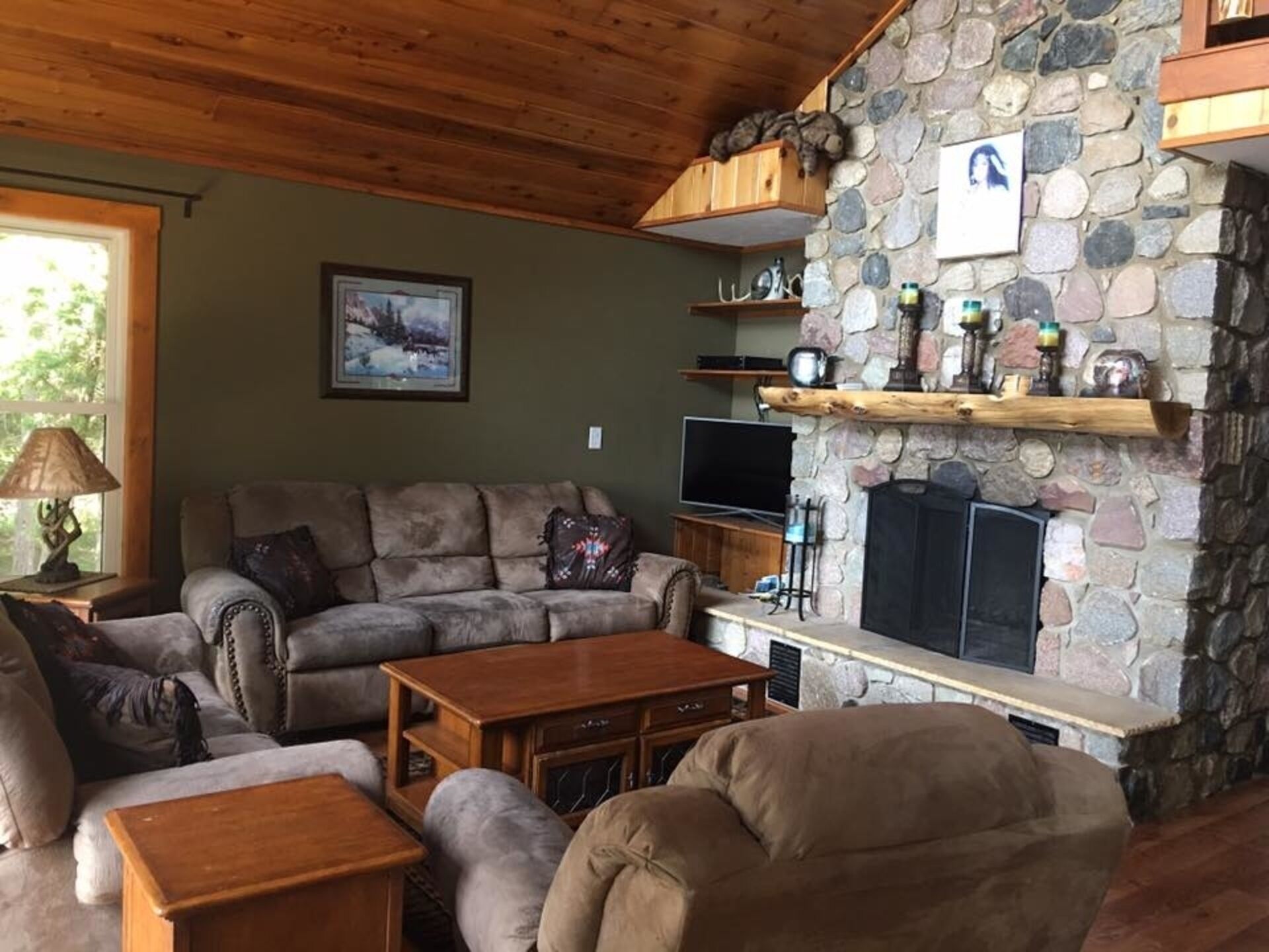 Beautiful Whitefish Chain cabin, surrounded by nature, bring the family!