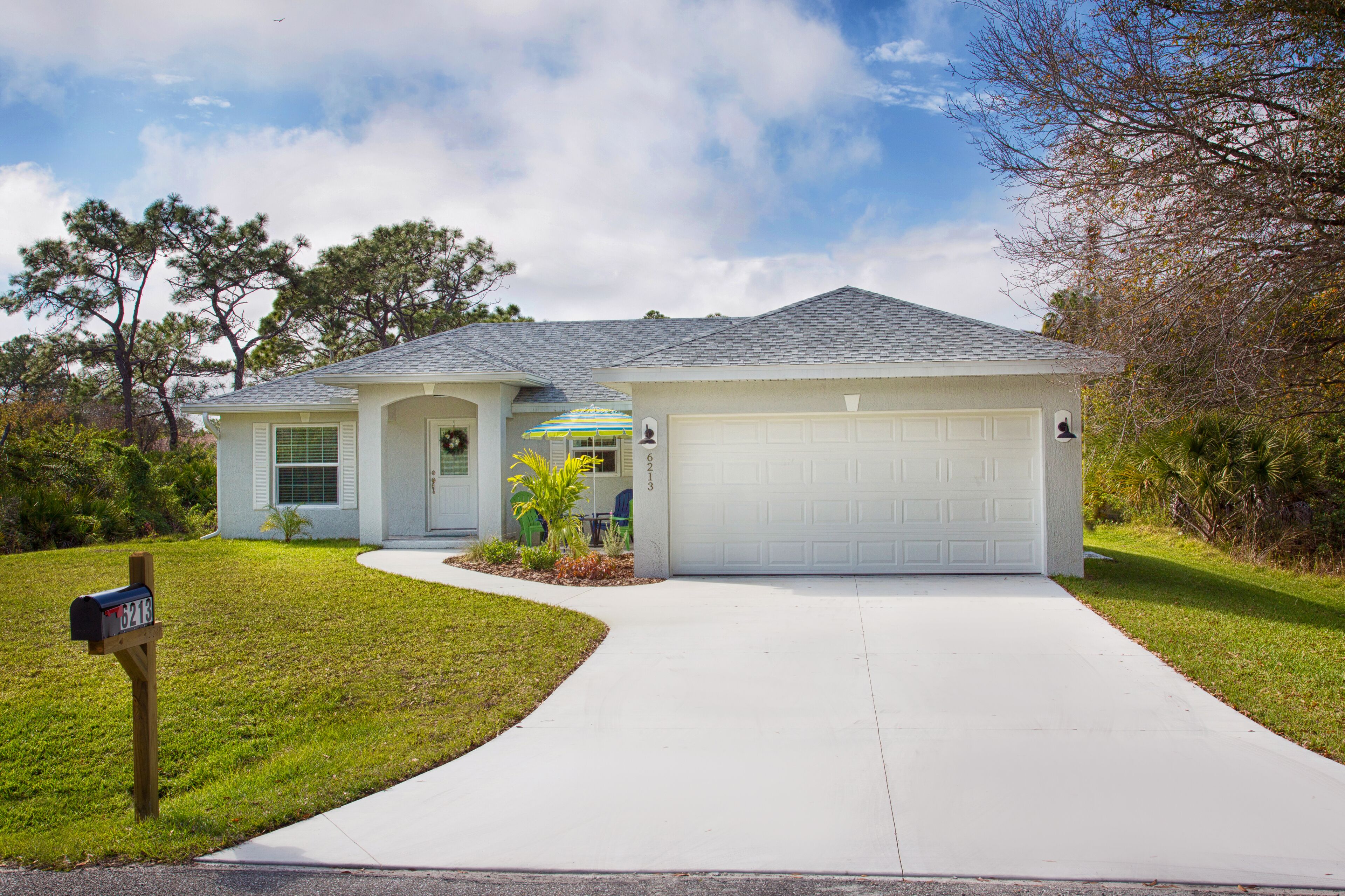 Beautiful private & immaculate- Sunny-Side-Up cottage 4.7 mi to Englwood beach