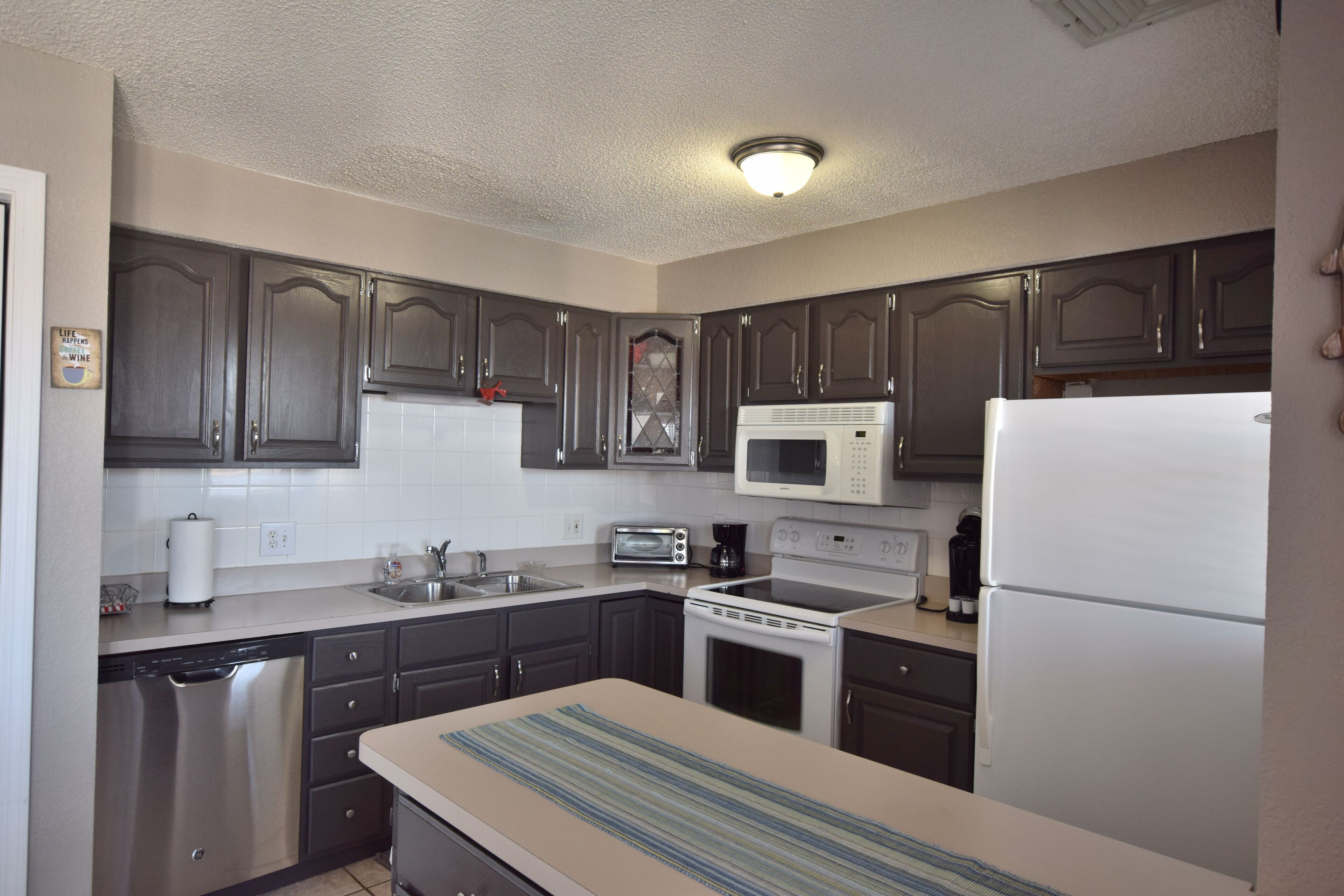 * Close to Mall/Restaurants*HUGE POOL*VERY CLEAN-Wifi