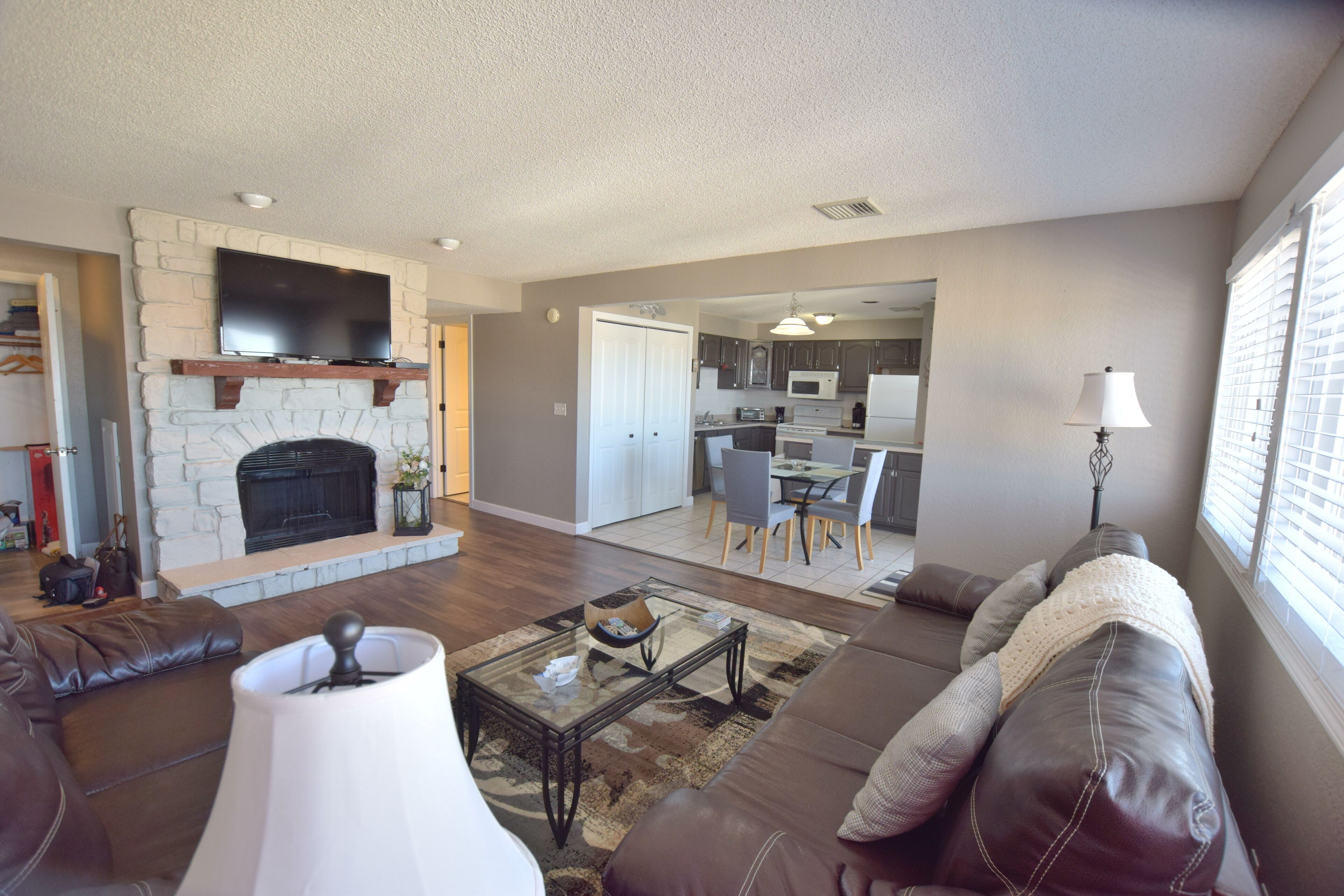 * Close to Mall/Restaurants*HUGE POOL*VERY CLEAN-Wifi