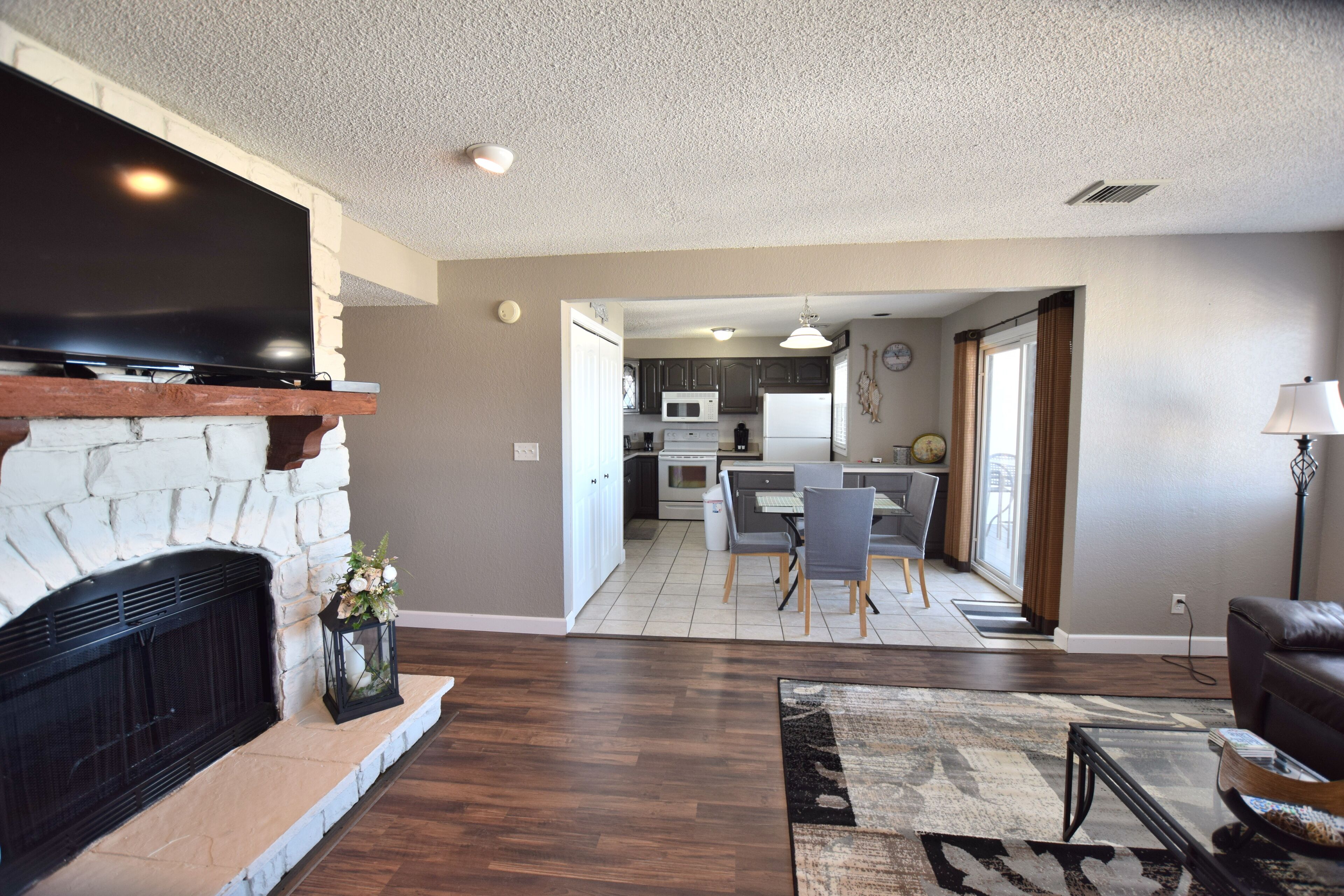 * Close to Mall/Restaurants*HUGE POOL*VERY CLEAN-Wifi