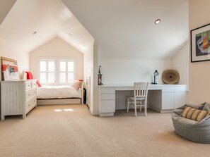 5 habitaciones, escritorio, tabla de planchar con plancha y wifi 