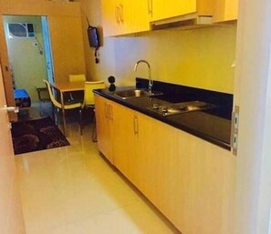 Kühlschrank, Mikrowelle, Herdplatte, Wasserkocher