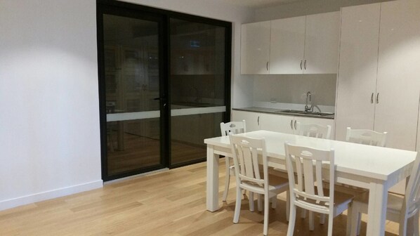 In-room dining - CBD Apartment by Lu (Adelaide)
