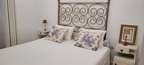 1 soverom, safe på rommet, strykejern/-brett og wi-fi (inkludert)