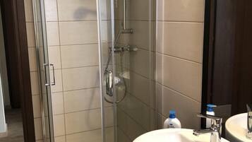 Dusche, Haartrockner, Bidet, Handtücher