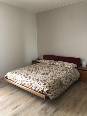 1 chambre, bureau, fer et planche à repasser, lit de bébé portatif