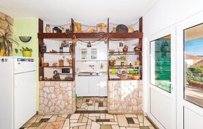 Fridge, stovetop, coffee/tea maker