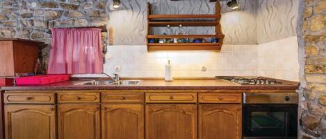 Kühlschrank, Herdplatte, Wasserkocher mit Kaffee-/Teezubehör