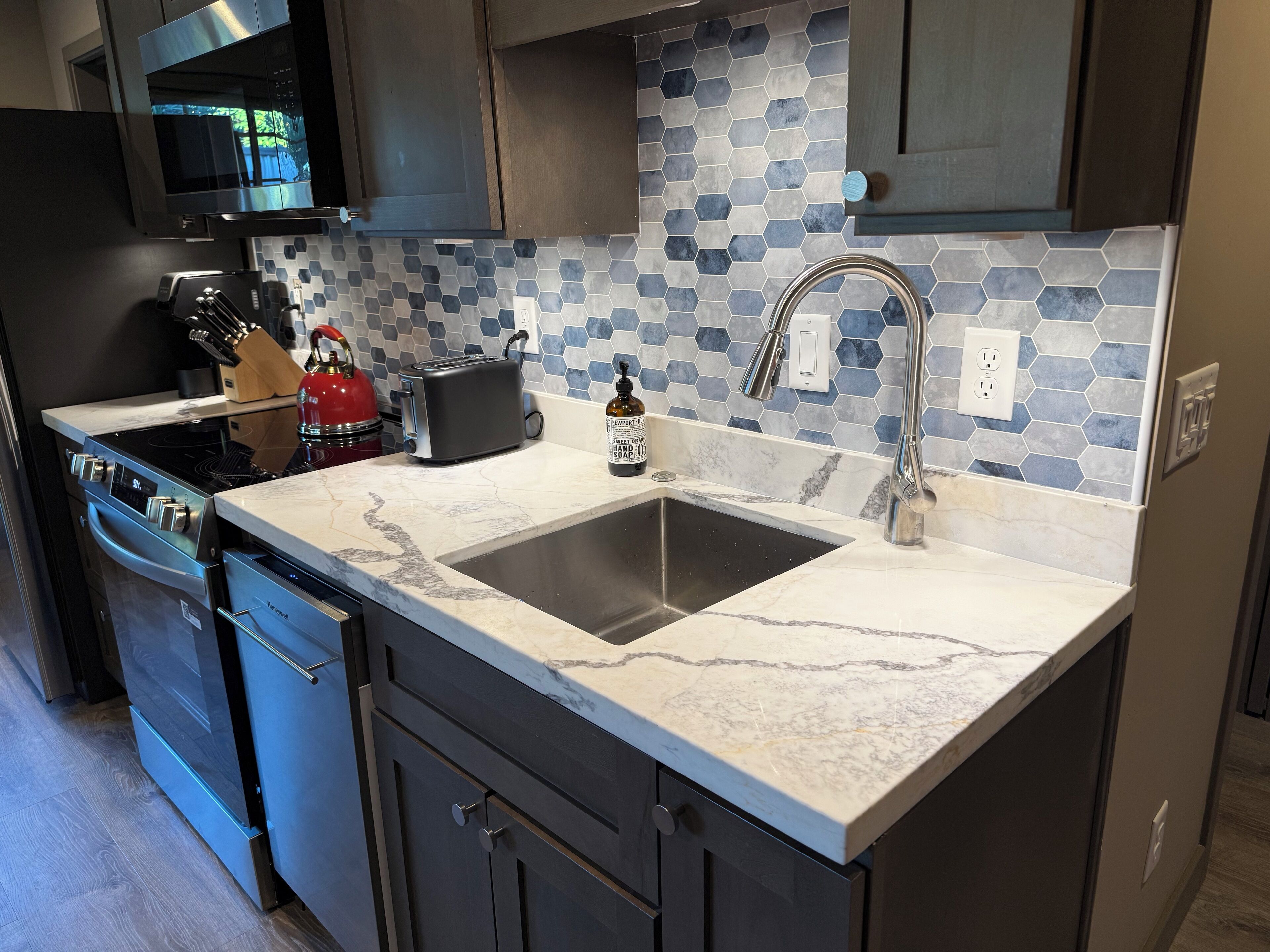 冷蔵庫、電子レン ジ、オーブン、コンロ