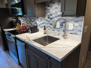 Frigorifero, microonde, forno, piano cottura