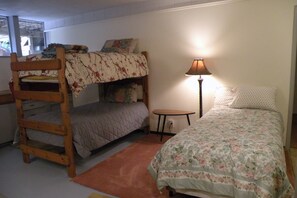 3 bedrooms, desk, iron/ironing board, free WiFi