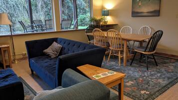 Smart-TV, Kamin, DVD-Player, Bücher