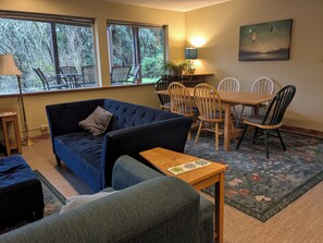 Smart-TV, peis, DVD-spiller og bøker