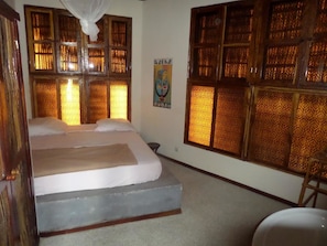 Meja kerja, Wi-Fi gratis, dan seprai linen